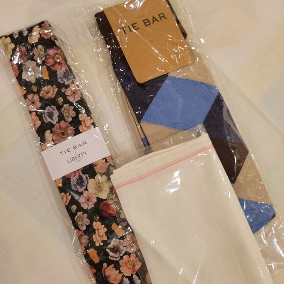 The Tie Bar Silk Floral Necktie, pocket square & Socks NWT Lot Of 3 Pieces - Picture 1 of 6